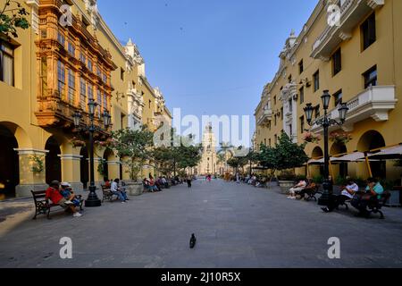 Lima. 16 mars 2022 – vue de certaines rues le jour normal autour du centre historique de la ville de Lima, Pérou Banque D'Images