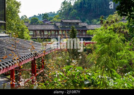 L'architecture ancienne du jardin de style chinois Qiaojiaolou dans les montagnes et les forêts Banque D'Images