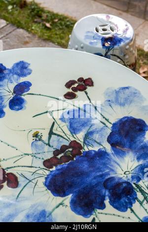 Une table et des chaises chinoises traditionnelles en porcelaine bleue et blanche Banque D'Images