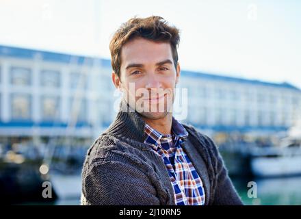 Trouvez votre raison de sourire. Photo d'un beau jeune homme passant une journée à l'extérieur. Banque D'Images