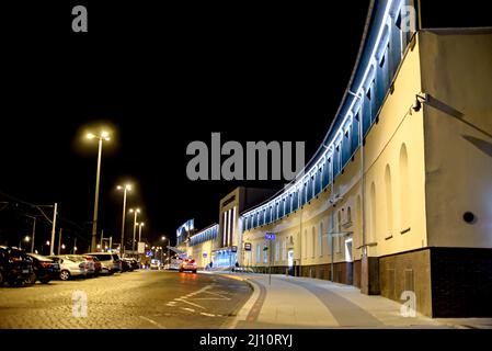 Szczecin, Pologne - 08 décembre 2016 : vue sur la gare centrale de la ville de Szczecin dans la soirée. Banque D'Images