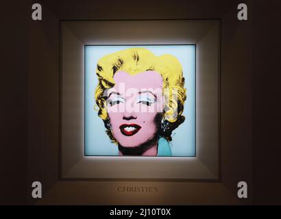 New York, États-Unis. 21st mars 2022. « Hot Sage Blue Marilyn » d'Andy Warhol est exposé après une annonce qu'il sera mis aux enchères chez Christie's le lundi 21 mars 2022 à New York. L'emblématique portrait en soie d'Andy Warhol de Marilyn Monroe, star d'Hollywood, est sur le bloc pour $200 millions, un record demandant le prix de n'importe quelle peinture de 20th siècle. Photo de John Angelillo/UPI crédit: UPI/Alay Live News Banque D'Images