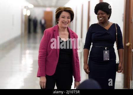 Washington, États-Unis. 21st mars 2022. La sénatrice AMÉRICAINE Amy Klobuchar(D-MN) salue les journalistes lors de l'audience de confirmation de la Cour suprême, aujourd'hui le 21 mars 2021 à Hart Senate/Capitol Hill à Washington DC, États-Unis. (Photo de Lénine Nolly/Sipa USA) Credit: SIPA USA/Alay Live News Banque D'Images