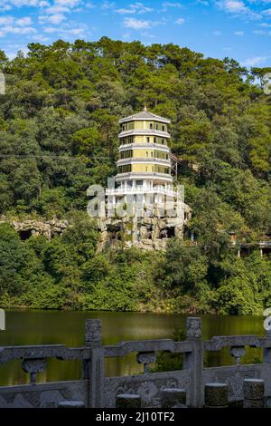 L'architecture ancienne du jardin de style chinois Qiaojiaolou dans les montagnes et les forêts Banque D'Images