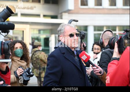 Brescia, Italie. 21st mars 2022. Raffaele Nedrotti (M), père de Greta Nedrotti, décédé lors d'un accident de navigation sur le lac de Garde, s'adresse à des représentants des médias à l'extérieur du tribunal. Deux résidents de Munich ont été condamnés à la prison pour l'accident mortel de la navigation de plaisance. Credit: Johannes Neudecker/dpa/Alamy Live News Banque D'Images