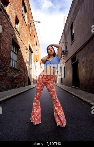 Adolescente vêtue de 60s vêtements de mode dans la ruelle du centre-ville de San Francisco Banque D'Images