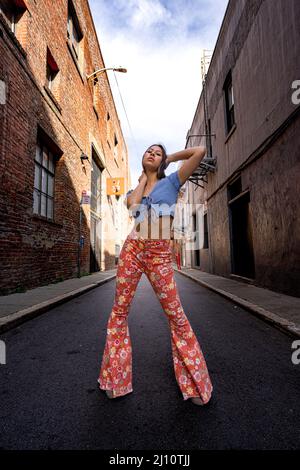 Adolescente vêtue de 60s vêtements de mode dans la ruelle du centre-ville de San Francisco Banque D'Images