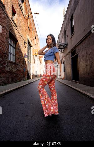 Adolescente vêtue de 60s vêtements de mode dans la ruelle du centre-ville de San Francisco Banque D'Images