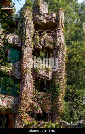 Bâtiment couvert de traverses en pierre de roche dans un parc extérieur Banque D'Images