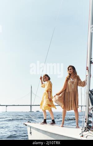 Deux filles posant sur le yacht en été Banque D'Images