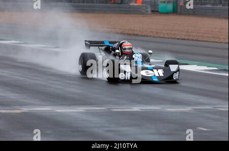 Mark Charteris qualifiant son Black, 1974, le 742 mars, pour la course historique de la série de Formule 2 de la HSCC au Silverstone Classic 2021 Banque D'Images