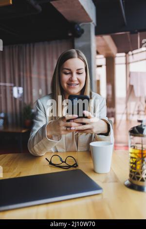 Jeune belle femme homme d'affaires utilise un smartphone pour les affaires Banque D'Images