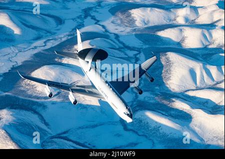 Golfe de l'Alaska, États-Unis. 16 mars 2022. Un avion du système de contrôle et d'avertissement aéroporté Sentry E-3 de la Force aérienne des États-Unis en vol pendant l'exercice du Commandement du Nord Arctic Edge 2022, le 16 mars 2022 au-dessus de l'Alaska. L’exercice de commandement du Nord s’inscrit dans le cadre de récentes initiatives militaires visant à dissuader la Russie de s’engager en Ukraine. Crédit : SSTGT. Taylor Crul/États-Unis Air Force/Alamy Live News Banque D'Images