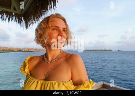 Portrait d'une belle femme au coucher du soleil. Banque D'Images