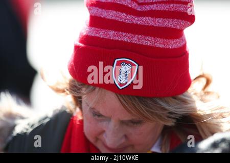 Détail d'un chapeau de fans de Rotherham United devant le match de la Sky Bet League One au stade AESSEAL New York, Rotherham. Date de la photo: Samedi 19 mars 2022. Banque D'Images