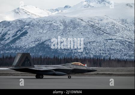 Anchorage, États-Unis. 16 mars 2022. Un avion de chasse F-22 Raptor de la Force aérienne des États-Unis, affecté à la 3rd Escadre, taxis pour décollage pendant l'opération Noble Defender à la base conjointe Elmendorf-Richardson le 16 mars 2022 à Anchorage, en Alaska. L'exercice du NORAD s'inscrit dans le cadre de récentes initiatives militaires visant à dissuader la Russie de participer en Ukraine. Crédit : A1c Andrew Britten/États-Unis Air Force/Alamy Live News Banque D'Images