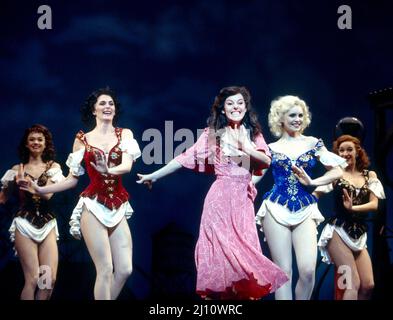 Ruthie Henshmay (Polly Baker - au centre) en FOLIE AU Prince Edward Theatre, Londres W1 03/03/1993 musique et paroles: George & ira Gershwin livre: Ken Ludwig co-conçu par Ken Ludwig & Mike Ockrent set design: Robin Wagner costumes: William Ivey long éclairage: Paul Gallo chorégraphie: Susan Stroman réalisateur: Mike Ockrent Banque D'Images