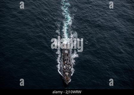 Golfe de l'Alaska, États-Unis. 16 mars 2022. Le destroyer à missiles guidés USS Curtis Wilbur de la Marine américaine Arleigh Burke-Class est en cours pendant l'opération Noble Defender le 16 mars 2022 dans le golfe d'Alaska. L'exercice du NORAD s'inscrit dans le cadre de récentes initiatives militaires visant à dissuader la Russie de participer en Ukraine. Crédit : SRA Joseph Leveille/États-Unis Air Force/Alamy Live News Banque D'Images