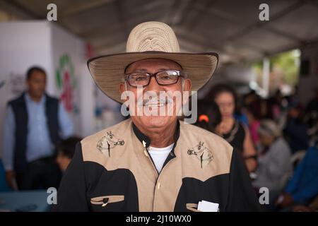 Adulte souriant portant une chemise marron et un chapeau au Mexique Banque D'Images