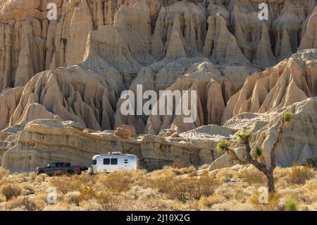 Red Rock Canyon State Park, Californie : Trailer Airstream et camion montrés contre un flanc de montagne érodé. Banque D'Images