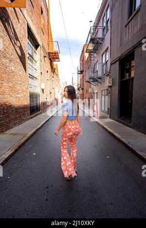 Adolescente vêtue de 60s vêtements de mode dans la ruelle du centre-ville de San Francisco Banque D'Images