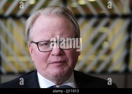 Bruxelles, Belgique. 21st mars 2022. Le ministre suédois de la défense, Peter Hultqvist, s'adresse aux médias le jour d'un Conseil des affaires étrangères à Bruxelles, en Belgique, le 21 mars 2022. Crédit: ALEXANDROS MICHAILIDIS/Alamy Live News Banque D'Images