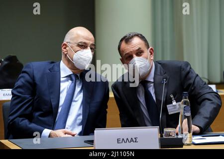Bruxelles, Belgique. 21st mars 2022. Le ministre grec des Affaires étrangères Nikos Dendias assiste à la réunion du Conseil des Affaires étrangères au siège de l'UE à Bruxelles, Belgique, le 21 mars 2022. Crédit: ALEXANDROS MICHAILIDIS/Alamy Live News Banque D'Images