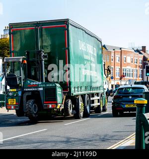 Epsom Surrey Londres, Royaume-Uni, mars 21 2022, camion ou véhicule lourd avec Un chariot élévateur à fourche monté à l'arrière Banque D'Images