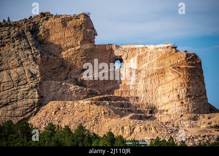 Vue sur le monument de montagne Crazy Horse Memorial sous le ciel bleu Banque D'Images