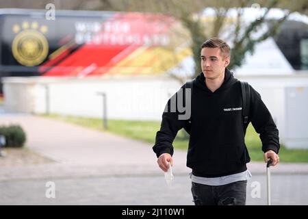 Neu Isenburg, Allemagne. 21st mars 2022. Football: Équipe nationale, avant les rencontres internationales contre Israël, arrivée des joueurs à l'hôtel. Florian Neuhaus. Credit: Sebastian Christoph Gollnow/dpa/Alay Live News Banque D'Images