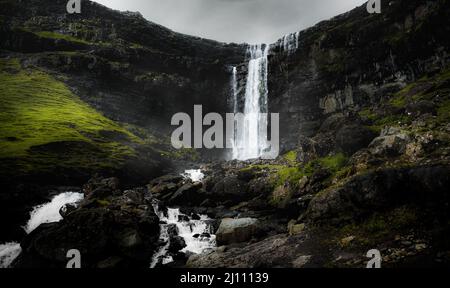 Vue imprenable sur la chute d'eau de Fossa sur le coût est de l'île de Streymoy. Fossa est la plus grande cascade des îles Féroé. Banque D'Images