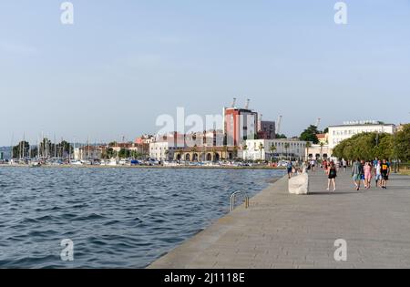 Personnes marchant sur la promenade du front de mer dans la ville de Koper en Slovénie Banque D'Images
