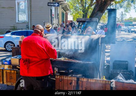 LA NOUVELLE-ORLÉANS, LA, États-Unis - 20 MARS 2022 : un homme s'aboye sur un grand fumeur sur Washington Avenue avant le Super Sunday Mardi gras Indian Parade Banque D'Images