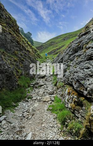 Cave Dale (ou Cavedale), une vallée calcaire sèche dans le Derbyshire Peak District, Castleton, Derbyshire, Angleterre, Royaume-Uni Banque D'Images