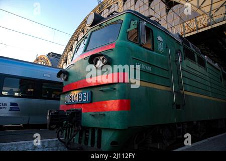 LVIV, UKRAINE - 20 MARS 2022 - Une locomotive du train d'évacuation de Kramatorsk, région de Donetsk, est photographiée à la gare de Lviv, en ouest Banque D'Images
