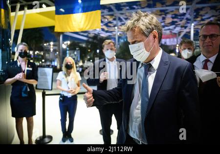 21 mars 2022, Émirats arabes Unis, Dubaï : Robert Habeck (Bündnis 90/Die Grünen), ministre fédéral des Affaires économiques et de la protection du climat, visite le Pavillon allemand à l'exposition universelle 2020. En raison de la pandémie COVID-19, l'Expo 2020 à Dubaï a été reportée et se tiendra maintenant de 01.10.2021 à 31.03.2022. Le ministre de l'économie et de la protection du climat, M. Habeck, effectue une visite de trois jours dans le golfe Persique. Au Qatar et dans les Émirats arabes Unis (eau), il organise de nombreuses discussions sur les importations possibles d'énergie en provenance des États du Golfe. En conséquence de la guerre d'Ukraine, l'Allemagne veut le faire Banque D'Images