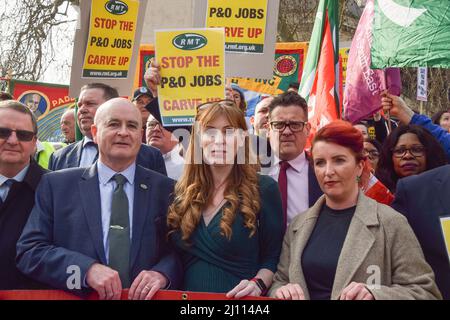 Londres, Royaume-Uni. 21st mars 2022. La vice-présidente du Parti travailliste Angela Rayner (au centre), la députée Louise Haigh (à droite) de la Secrétaire d'État fantôme aux Transports et au travail et la secrétaire générale du RMT Mick Lynch se joignent aux manifestants à l'extérieur du Parlement. Le personnel de P&O Ferries et les membres du syndicat RMT ont défilé du siège social de DP World, la société propriétaire de P&O, au Parlement, après que 800 employés britanniques aient été licenciés et remplacés par des employés d'agence. Credit: Vuk Valcic/Alamy Live News Banque D'Images