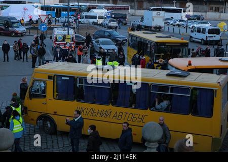 Non exclusif: LVIV, UKRAINE - 20 MARS 2022 - les locaux de la gare sont photographiés après l'arrivée d'un train d'évacuation de Kramato Banque D'Images