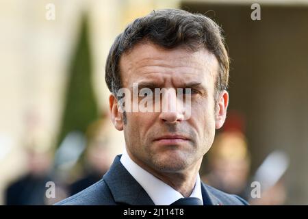 Le président français Emmanuel Macron reçoit le Premier ministre Pedro Sanchez et s'adresse aux journalistes avant une réunion au Palais présidentiel de l'Elysée à Paris, en France, le 21 mars 2022. Photo de Victor Joly/ABACAPRESS.COM Banque D'Images