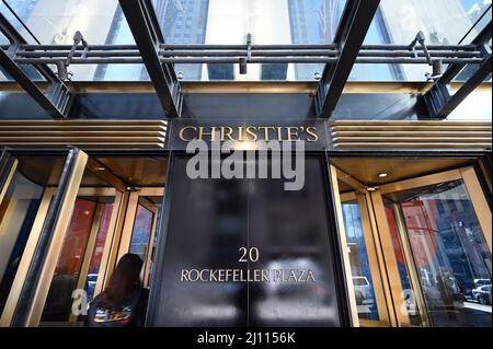 New York, États-Unis. 21st mars 2022. Entrée à la galerie de vente aux enchères Christies au Rockefeller Center alors qu'ils ont annoncé que Christie's offrira la peinture Marilyn Marilyn Monroe Shot Sage Blue d'Andy Warhol au cours de sa semaine de vente au Marquee's de mai à Christie's à New York, NY, le 21 mars 2022. Le travail vient à Christie's de la Fondation Thomas et Doris Ammann de Zurich et tous les produits de la vente bénéficieront à la fondation pour ses œuvres caritatives. (Photo par Anthony Behar/Sipa USA) crédit: SIPA USA/Alay Live News Banque D'Images