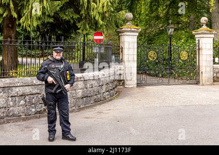 Un policier armé qui garde l'entrée du château de Balmoral, Aberdeenshire, Écosse, Royaume-Uni Banque D'Images