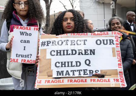 Les March20th 2022 centaines de manifestants assistent à un rassemblement devant la mairie de Hackney, Londres, au Royaume-Uni, pour démontrer leur soutien à Child Q Banque D'Images