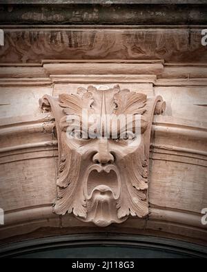 Un gros plan d'une face en pierre sculptée sur un bâtiment à Helsingborg, en Suède. Banque D'Images
