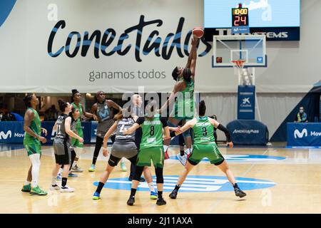 Madrid, Madrid, Espagne. 20th mars 2022. Le saut initial du match espagnol de la Ligue Femenina Endesa entre Movistar Estudiantes et Kutxabank Araski Club à l'Académie Movistar Magarinos à Madrid. (Image de crédit : © Oscar Ribas Torres/ZUMA Press Wire) Banque D'Images