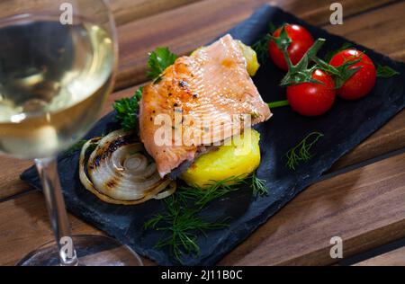 Ardoise avec filet de truite tendre, pommes de terre Banque D'Images