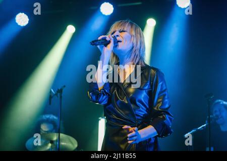 Berne, Suisse. 19th mars 2022. Le groupe belge Hooverphonic joue un concert à Bierhübeli à Berne. Ici, le chanteur Geike Arnaert est vu en direct sur scène. (Gonzales photo - Tilman Jentzsch). Banque D'Images