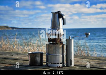 Tasse de café moka pot sur une table au-dessus du ciel bleu et de la mer, prêt à boire Banque D'Images
