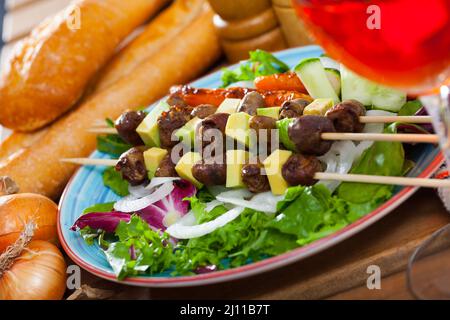 Brochettes de cœurs de poulet avec avocat Banque D'Images