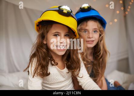 Le yre déterminé à Amuse-toi bien. Photo de deux petites filles mignonnes s'amusant pendant un sleepover. Banque D'Images