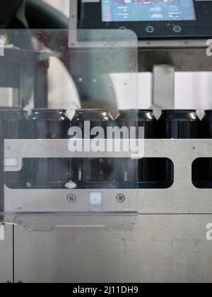 Des canettes de bière sur une plate-forme sur la ligne d'emballage d'une brasserie Banque D'Images